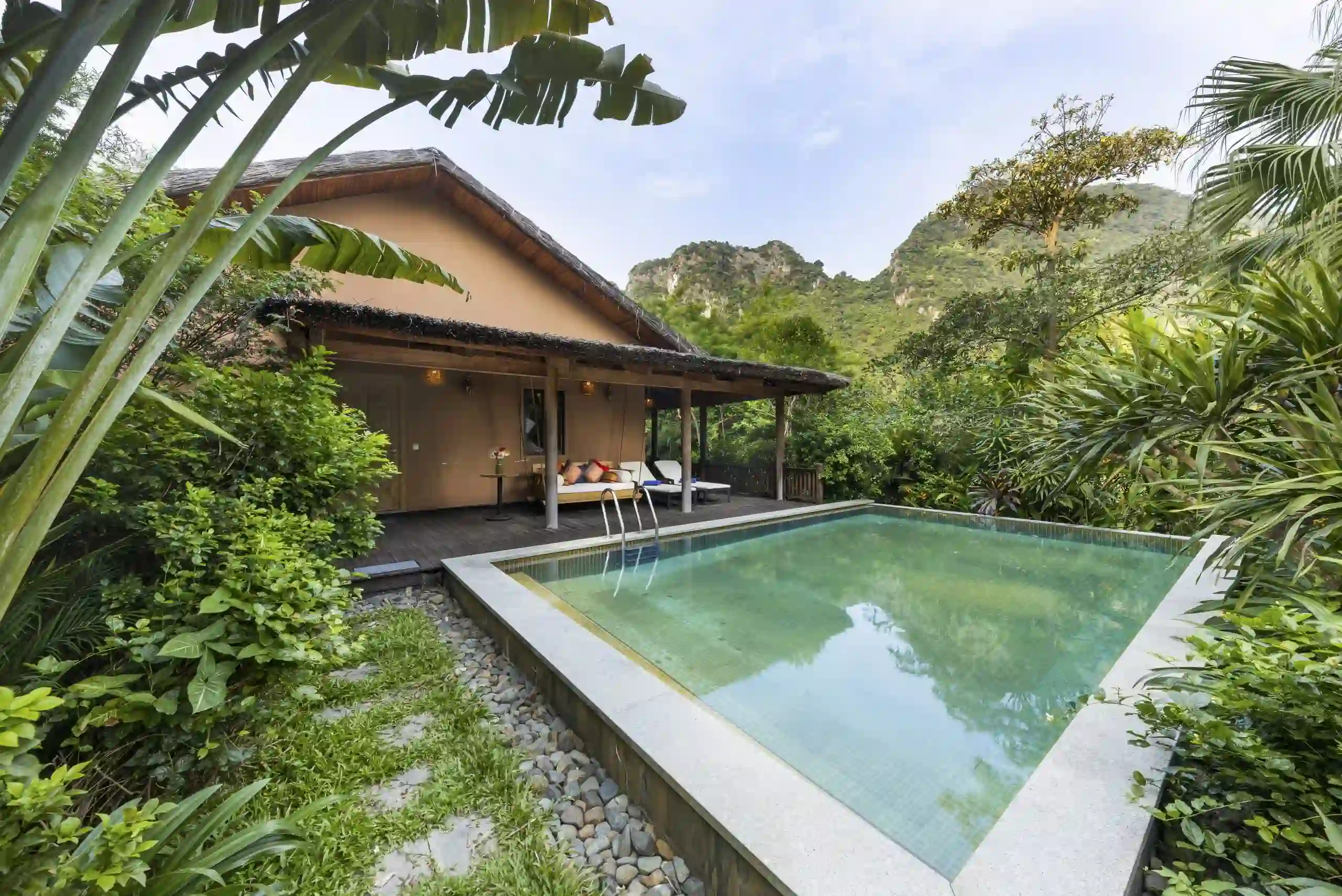Oceanfront villa Nha Trang lịch trống