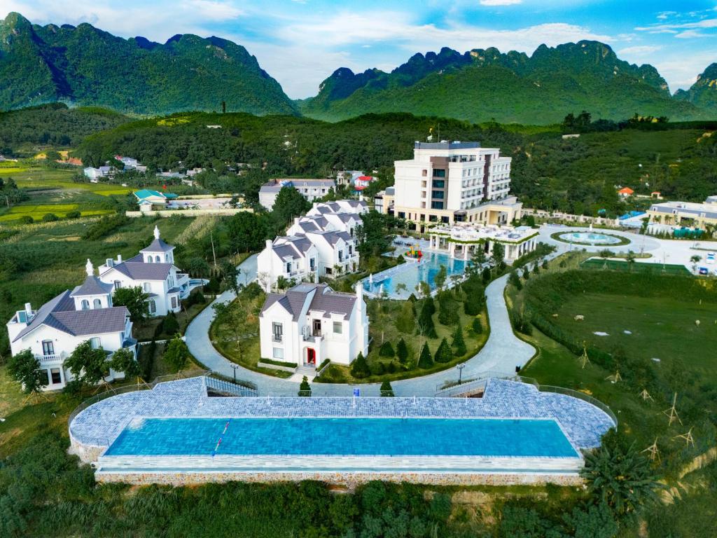 Hồ bơi ngoài trời tại resort Hòa Bình giữa đồi núi