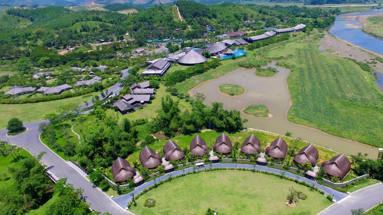 Nhà hàng phục vụ du khách tại resort Hòa Bình