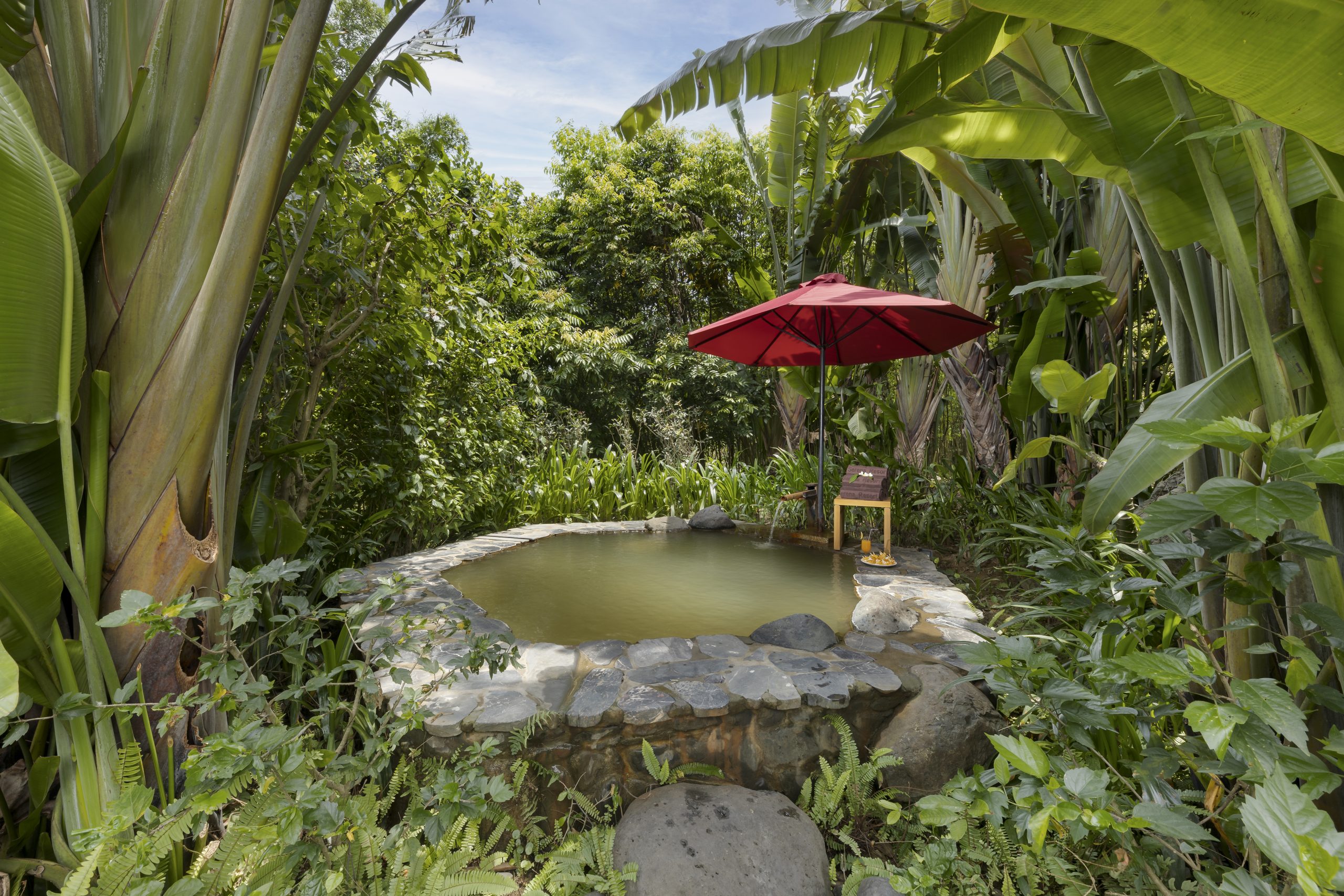 Hồ bơi ngoài trời tại resort Hòa Bình giữa đồi núi
