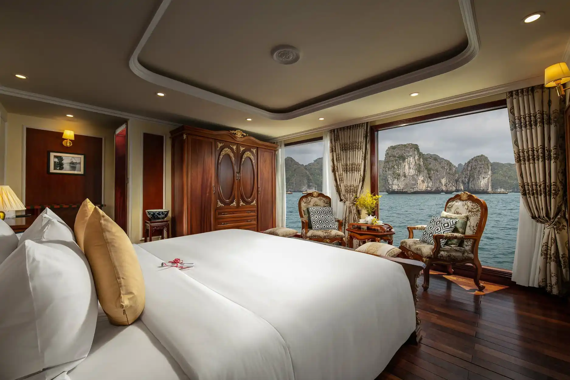Ảnh Du thuyền Emperor Cruises