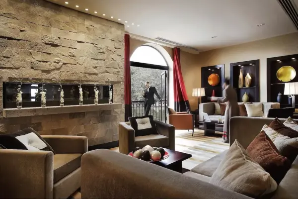 Ảnh chi tiết phòng Suite Junior 1 Giường Cỡ King Nhìn Ra Thành Phố (1 King Junior Suite City View) 8