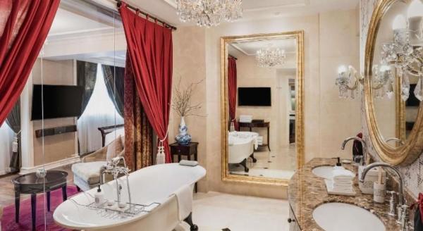 Ảnh chi tiết phòng Opera Wing, Prestige Suite With Club Lounge Benefits, King Bed 11
