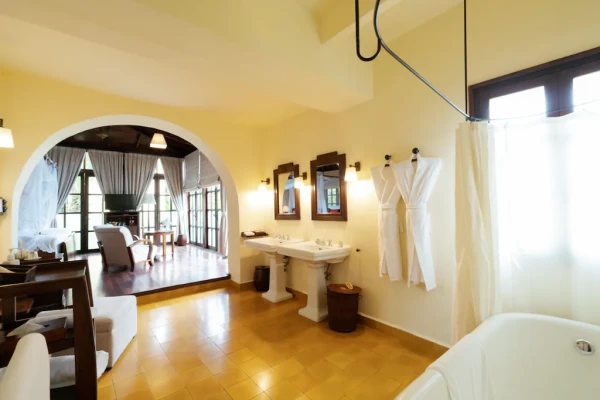 Ảnh chi tiết phòng ana-mandara-villas-da-lat-resort-spa-biet-thu-phong-giuong-doi-vivatrip.webp