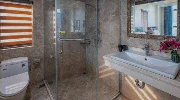 Ảnh chi tiết phòng aroma-cat-ba-sea-view-hotel-phong-4-nguoi-vivatrip-03.webp