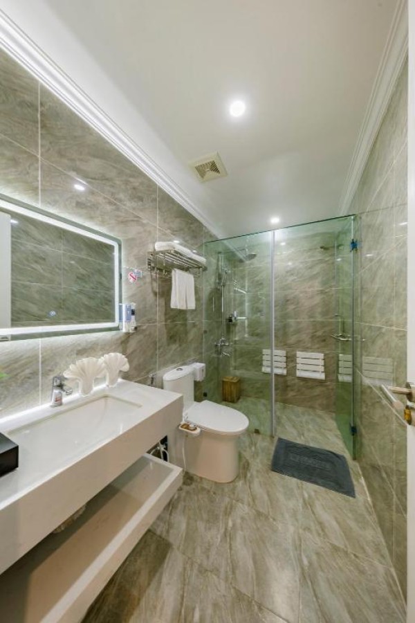 Ảnh chi tiết phòng Phòng Deluxe Giường Đôi/2 Giường Đơn Nhìn Ra Thành Phố 7