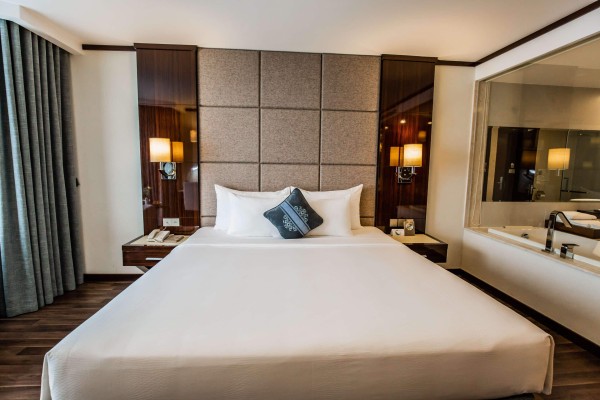 Ảnh chi tiết phòng central-luxury-ha-long-deluxe-king-vivatrip-04.jpg