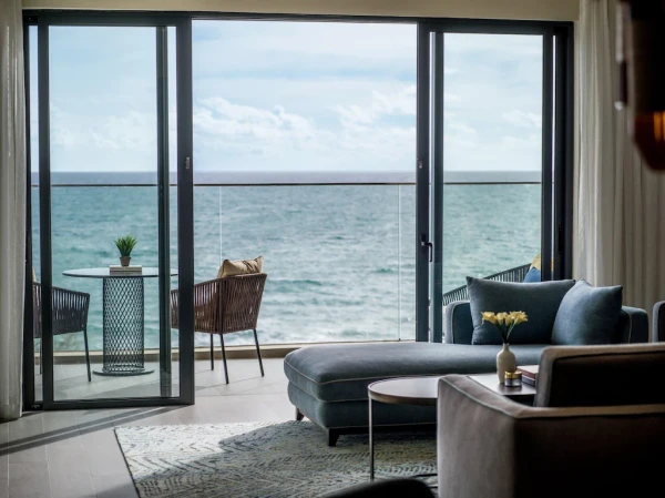 Ảnh chi tiết phòng crowne-plaza-phu-quoc-starbay-1-bedroom-suite-grand-oceanfront-view-vivatrip-02.webp