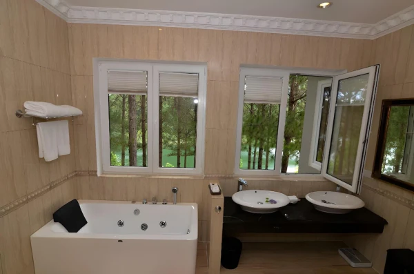 Ảnh chi tiết phòng da-lat-edensee-lake-resort-spa-phong-sang-trong-vivatrip-04.webp