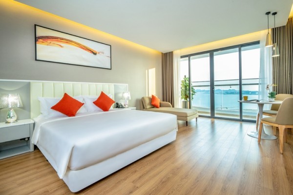 Ảnh chi tiết phòng delasea-ha-long-deluxe-king-ocean-vivatrip-05.jpg
