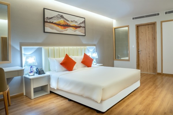 Ảnh chi tiết phòng delasea-ha-long-suite-with-city-view-vivatrip-03.jpg