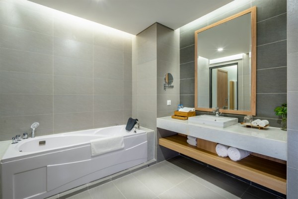 Ảnh chi tiết phòng delasea-ha-long-suite-with-city-view-vivatrip-04.jpg