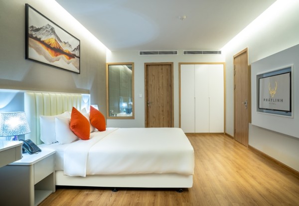 Ảnh chi tiết phòng delasea-ha-long-suite-with-city-view-vivatrip-06.jpg