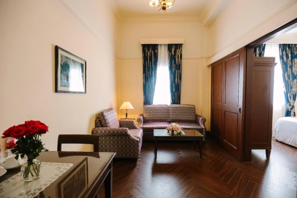 Ảnh chi tiết phòng du-parc-hotel-dalat-junior-suite-vivatrip-02.webp