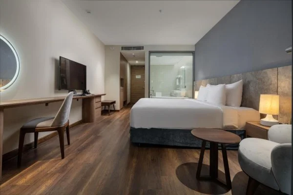 Ảnh chi tiết phòng flamingo-grand-cat-ba-resort-phong-deluxe-ocean-voi-giuong-co-king-vivatrip-03.webp