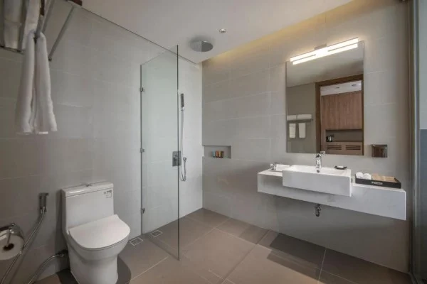 Ảnh chi tiết phòng flamingo-grand-cat-ba-resort-phong-deluxe-ocean-voi-giuong-co-king-vivatrip-06.webp