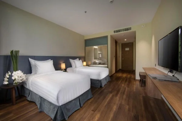 Ảnh chi tiết phòng flamingo-grand-cat-ba-resort-phong-premier-mountain-co-2-giuong-co-king-vivatrip-04.webp