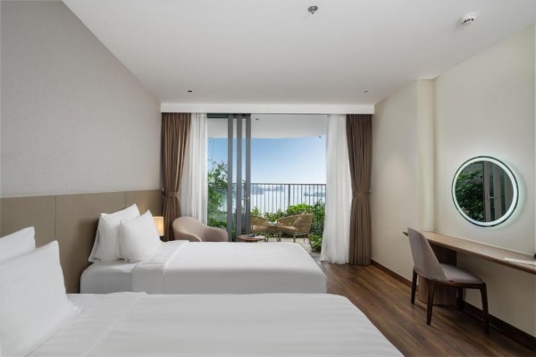 Ảnh chi tiết phòng flamingo-grand-cat-ba-resort-phong-premier-mountain-co-2-giuong-co-king-vivatrip.jpg