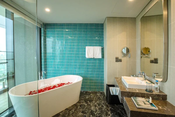 Ảnh chi tiết phòng flc-city-hotel-beach-quy-nhon-suite-huong-bien-vivatrip-03.webp