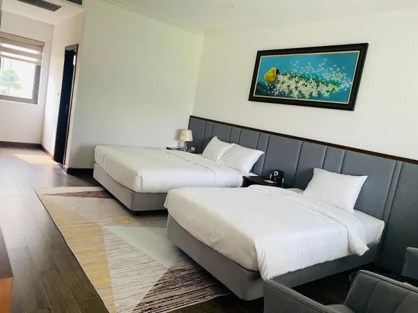 Ảnh chi tiết phòng glory-resort-son-tay-phong-giuong-doi-nhin-ra-vuon-vivatrip-1.webp