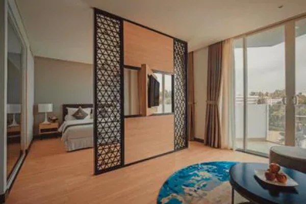 Ảnh chi tiết phòng golf-valley-hotel-deluxe-cao-cap-giuong-doi-vivatrip-04.webp