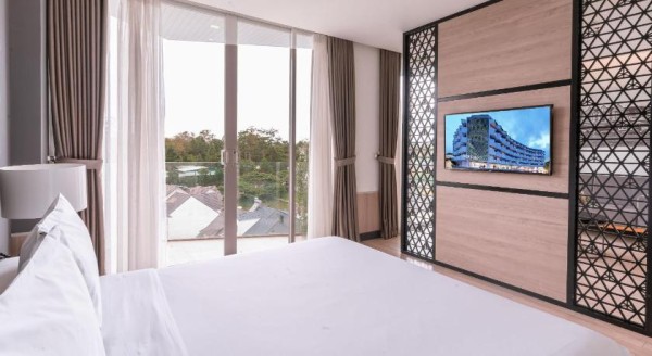 Ảnh chi tiết phòng golf-valley-hotel-deluxe-cao-cap-giuong-doi-vivatrip.jpg