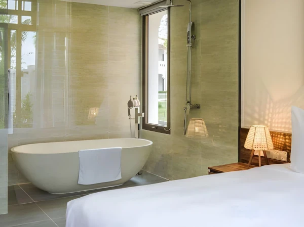 Ảnh chi tiết phòng hoi-an-memories-resort-spa-phong-loai-sang-co-giuong-lon-vivatrip-08.webp