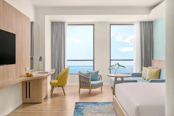 Ảnh chi tiết phòng holiday-inn-resort-ho-tram-beach-giuong-king-vivatrip-02.webp