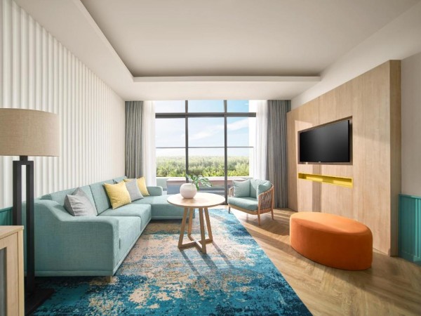 Ảnh chi tiết phòng holiday-inn-resort-ho-tram-beach-suite-king-vivatrip-02.jpg