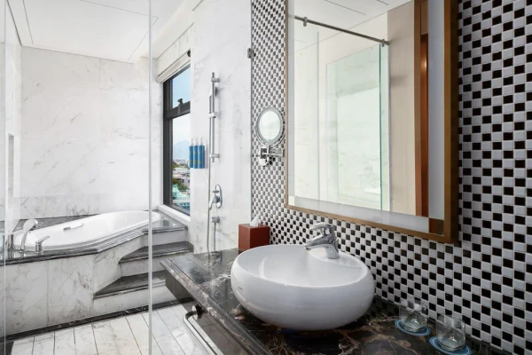 Ảnh chi tiết phòng khach-san-four-points-by-sheraton-da-nang-deluxe-guest-room-vivatrip-02.webp