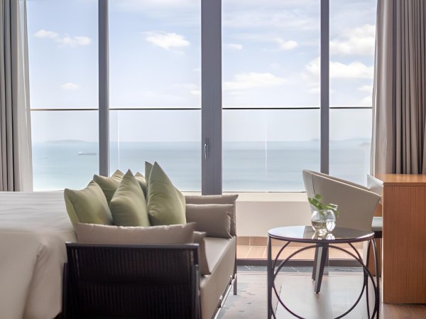 Ảnh chi tiết phòng khach-san-grand-hyams-quy-nhon-executive-suite-oceanfront-vivatrip-03.jpeg