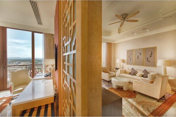 Ảnh chi tiết phòng 1 King 1 Bedroom Suite Golf View Smoking 7