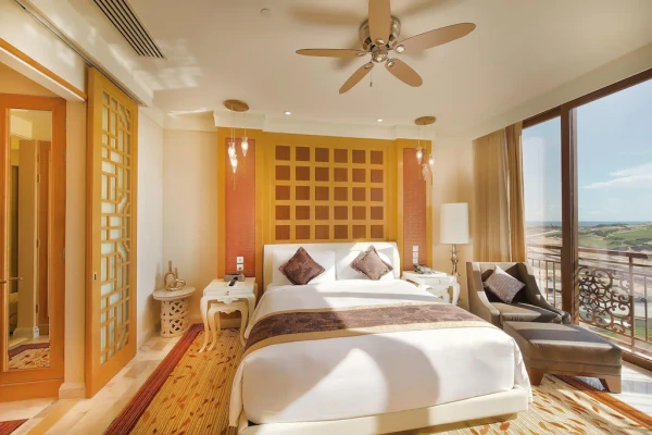 Ảnh chi tiết phòng 1 King 1 Bedroom Suite Golf View Smoking 8