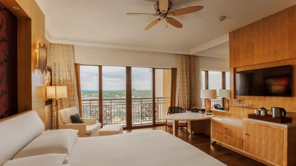 Ảnh chi tiết phòng 1 King 1 Bedroom Suite Golf View Smoking 9