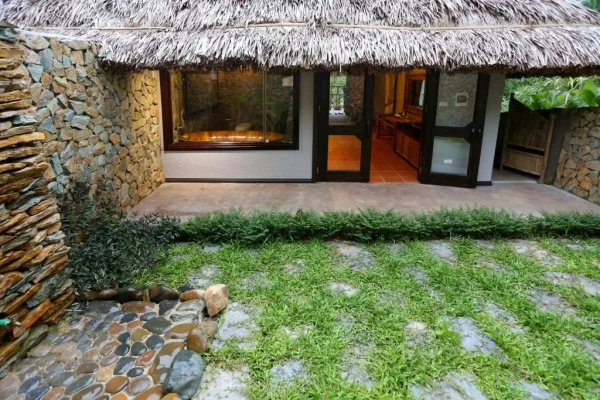 Ảnh chi tiết phòng mai-chau-ecolodge-phong-deluxe-2-giuong-don-nhin-ra-canh-dong-vivatrip-06.webp