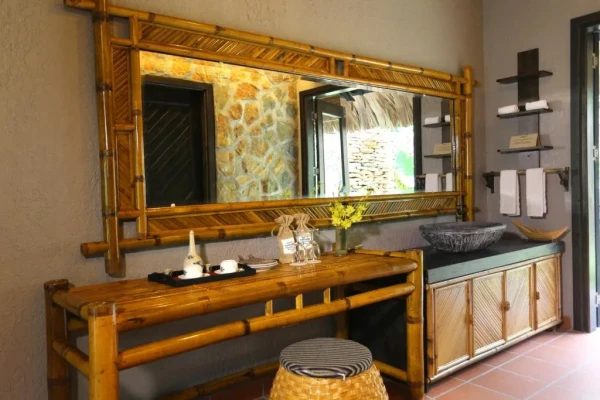 Ảnh chi tiết phòng mai-chau-ecolodge-phong-junior-deluxe-giuong-doi-voi-tam-nhin-ra-nui-non-vivatrip-03.webp