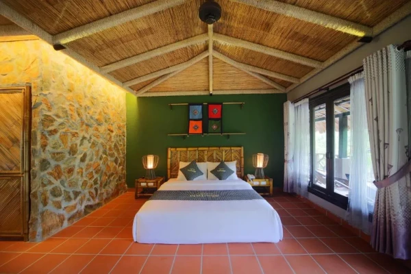 Ảnh chi tiết phòng mai-chau-ecolodge-phong-junior-deluxe-giuong-doi-voi-tam-nhin-ra-nui-non-vivatrip-05.webp