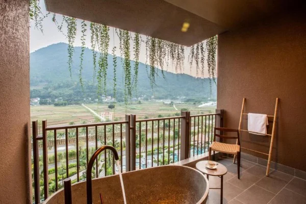 Ảnh chi tiết phòng mandala-retreats-kim-boi-phong-deluxe-nhin-ra-ho-boi-nhin-ra-vuon-vivatrip.webp