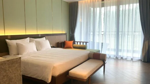 Ảnh chi tiết phòng mandala-retreats-kim-boi-suite-co-giuong-co-king-nhin-ra-ho-boi-vivatrip.webp