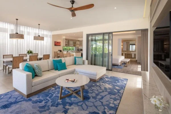 Ảnh chi tiết phòng melia-ho-tram-beach-resort-biet-thu-thelevel-1-phong-ngu-nhin-bien-vivatrip-02.webp