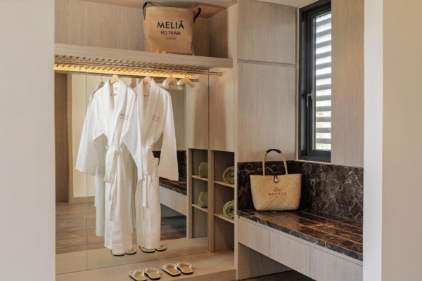 Ảnh chi tiết phòng melia-ho-tram-beach-resort-biet-thu-thelevel-3-phong-ngu-ho-boi-vivatrip-03.jpg