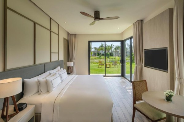 Ảnh chi tiết phòng melia-ho-tram-beach-resort-premium-co-san-va-vuon-vivatrip-02.jpg