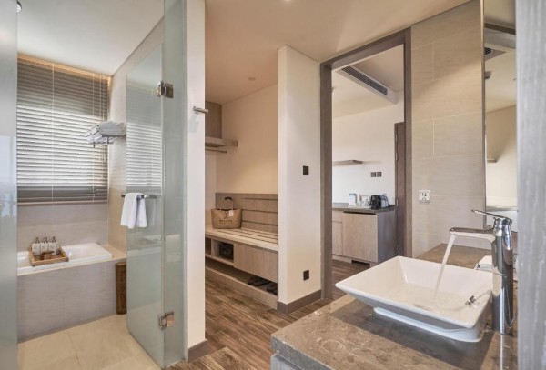 Ảnh chi tiết phòng melia-ho-tram-beach-resort-suite-gia-dinh-2-phong-ngu-nhin-bien-vivatrip.jpg