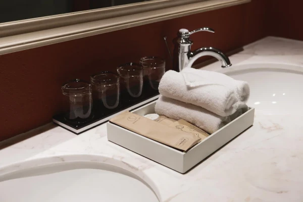 Ảnh chi tiết phòng mercure-danang-french-village-bana-hills-duplex-suite-1-king-bed-vivatrip-02.webp