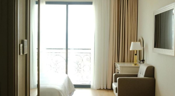 Ảnh chi tiết phòng merperle-dalat-hotel-deluxe-giuong-doi-huong-pho-vivatrip-02.jpg