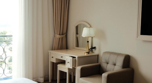 Ảnh chi tiết phòng merperle-dalat-hotel-deluxe-giuong-doi-huong-pho-vivatrip-03.jpg