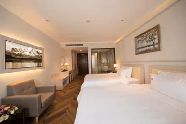 Ảnh chi tiết phòng merperle-dalat-hotel-deluxe-giuong-doi-huong-pho-vivatrip-03.webp