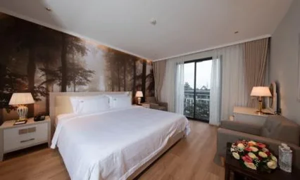 Ảnh chi tiết phòng merperle-dalat-hotel-deluxe-giuong-doi-huong-pho-vivatrip.webp