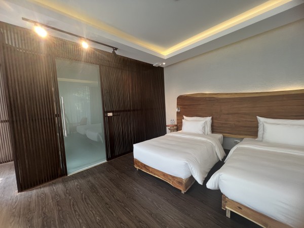 Ảnh chi tiết phòng minawa-kenhga-resort-spa-ninh-binh-phong-deluxe-giuong-doi-2-giuong-don-nhin-ra-vuon-vivatrip-02.jpg