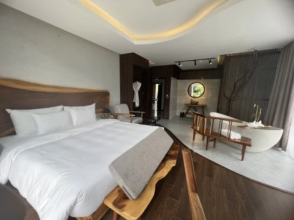 Ảnh chi tiết phòng minawa-kenhga-resort-spa-ninh-binh-phong-deluxe-giuong-doi-2-giuong-don-nhin-ra-vuon-vivatrip-03.webp